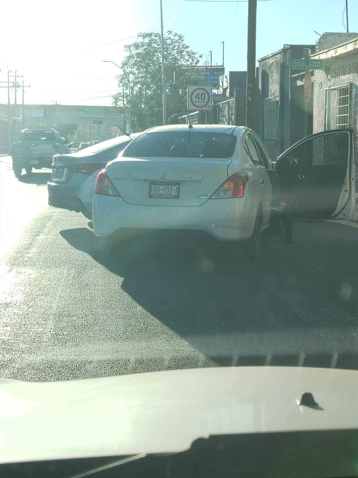Choque entre dos vehículos en la colonia Mirador: tránsito lento sobre la calle Doblado