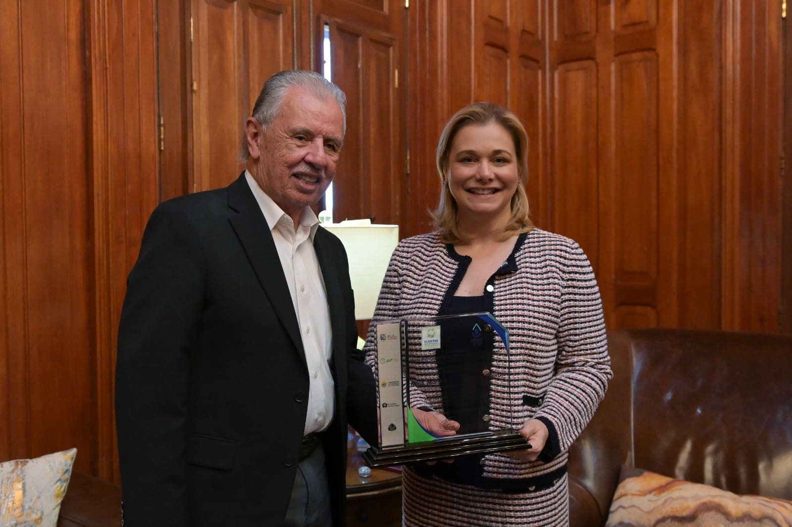 Reconoce CCE a Maru Campos por su trabajo con sector empresarial
