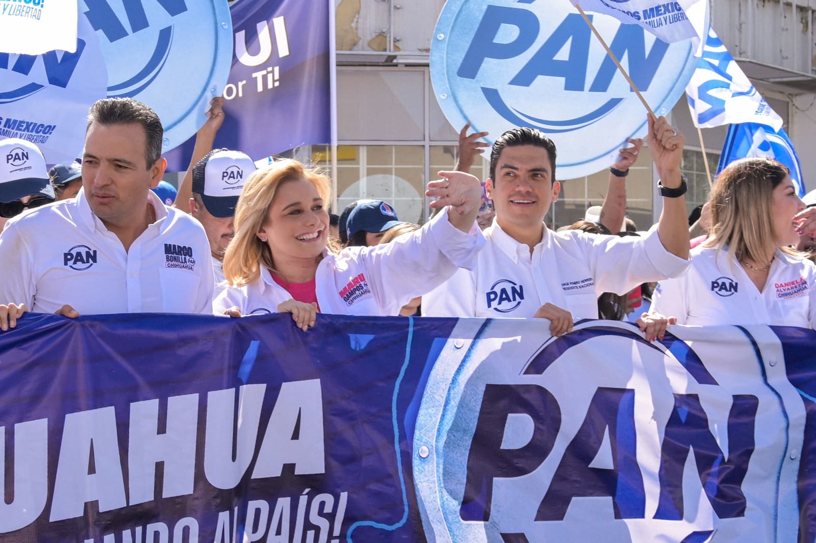 Marchan miles de panistas en la capital