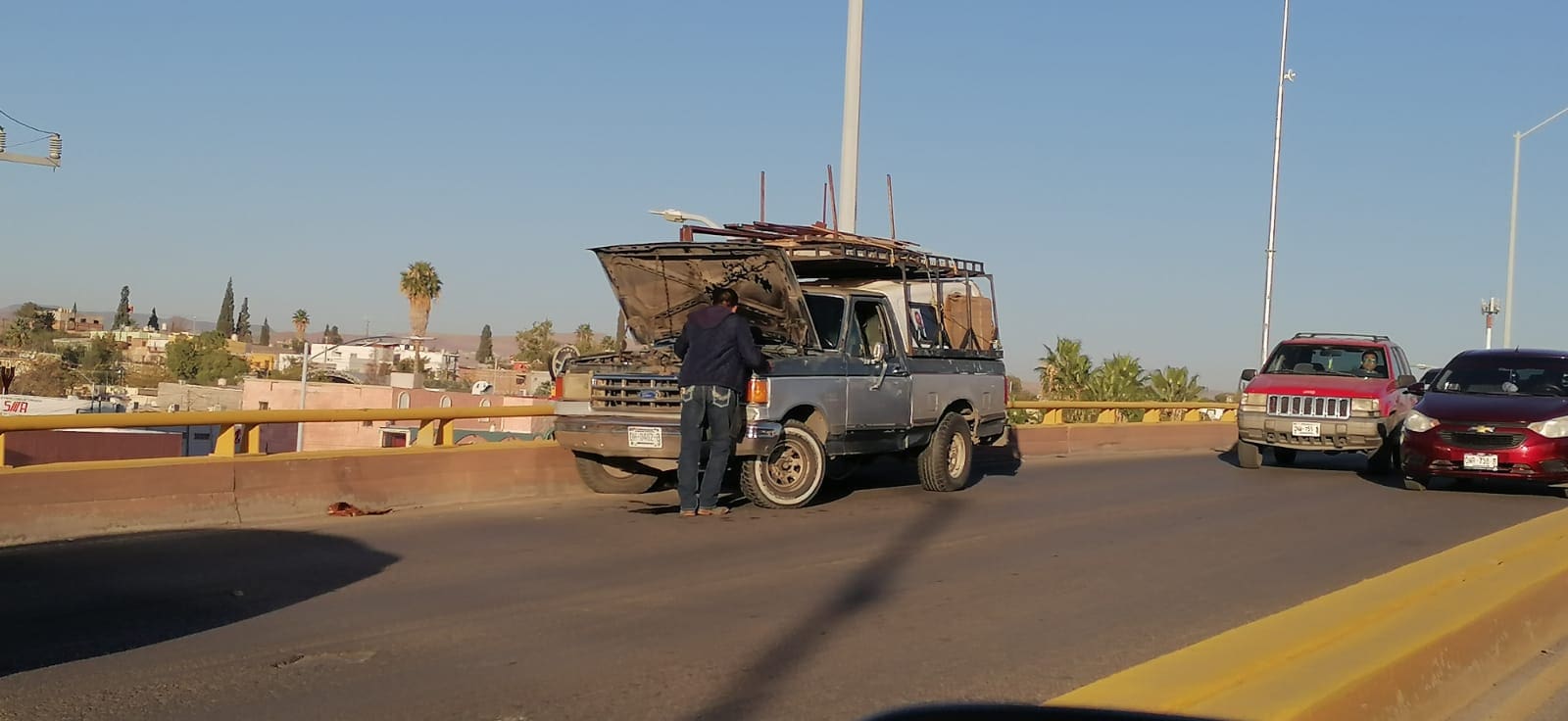 Camioneta varada genera caos vial en Colón y Teófilo Borunda