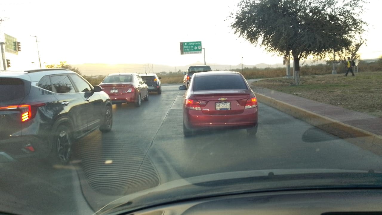 Semáforo descompuesto provoca fuerte congestión rumbo al Aeropuerto