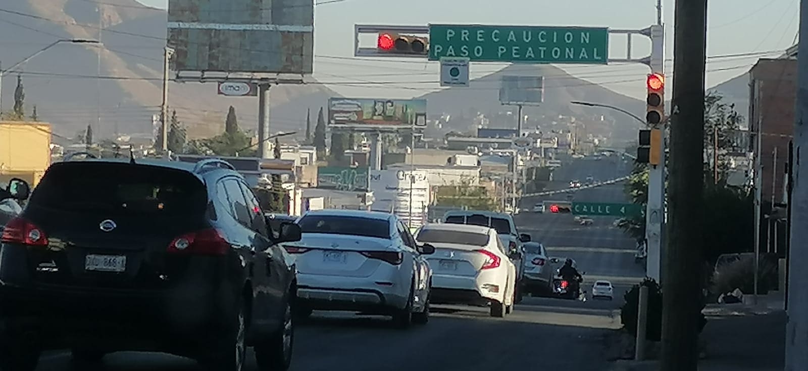 Caos vial por semáforos descompuestos sobre la 20 de Noviembre