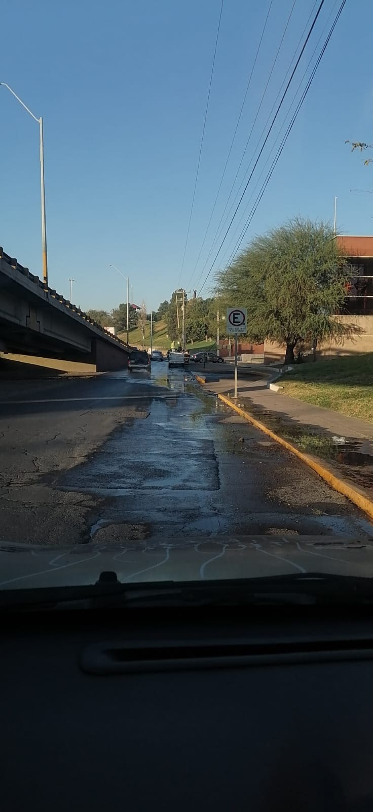 Filtración de agua provoca encharcamiento sobre Teófilo Borunda e Independencia