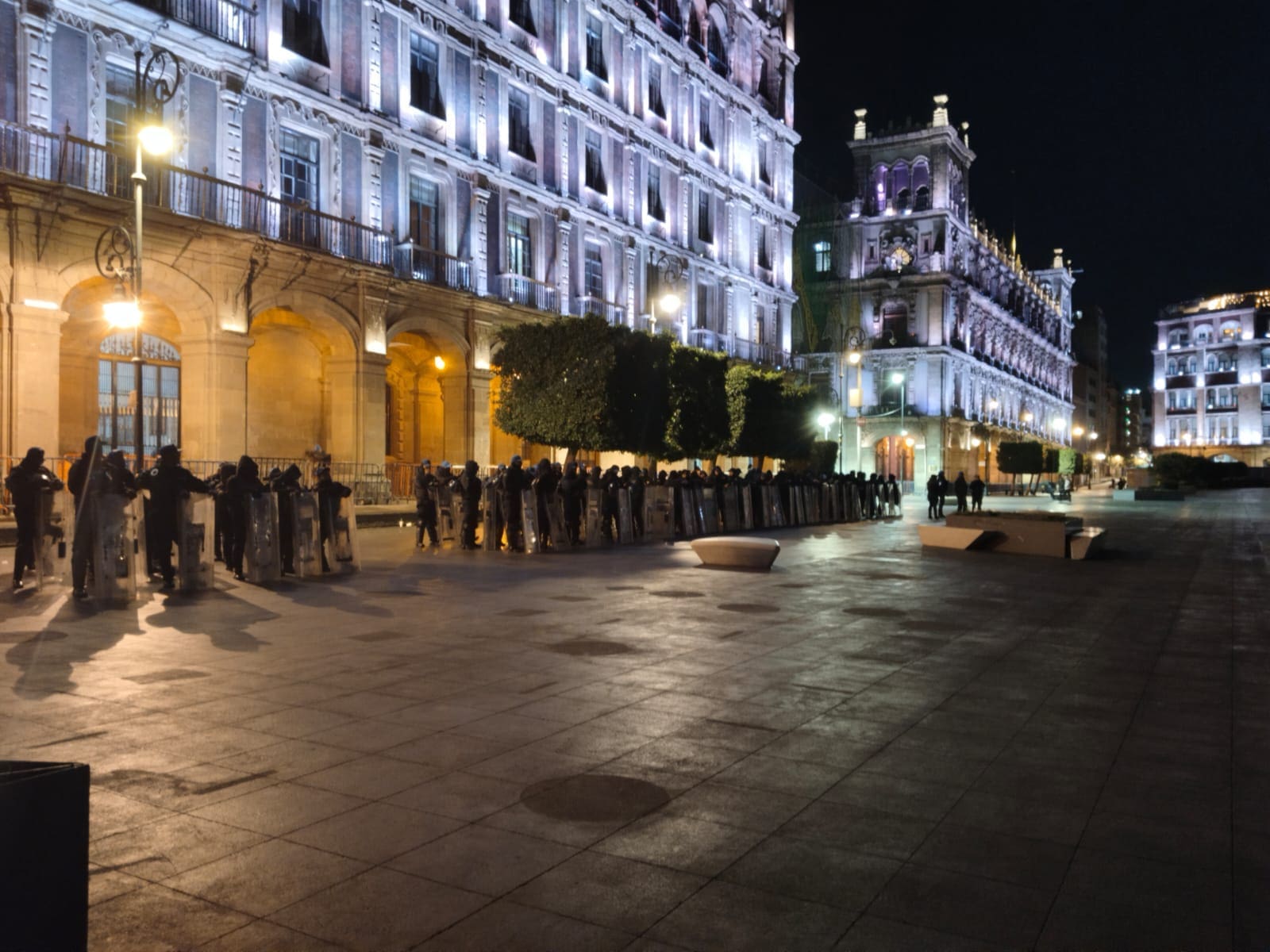Maestros de la CNTE forcejean con vallas en Palacio Nacional; avanzan luego hacia San Lázaro