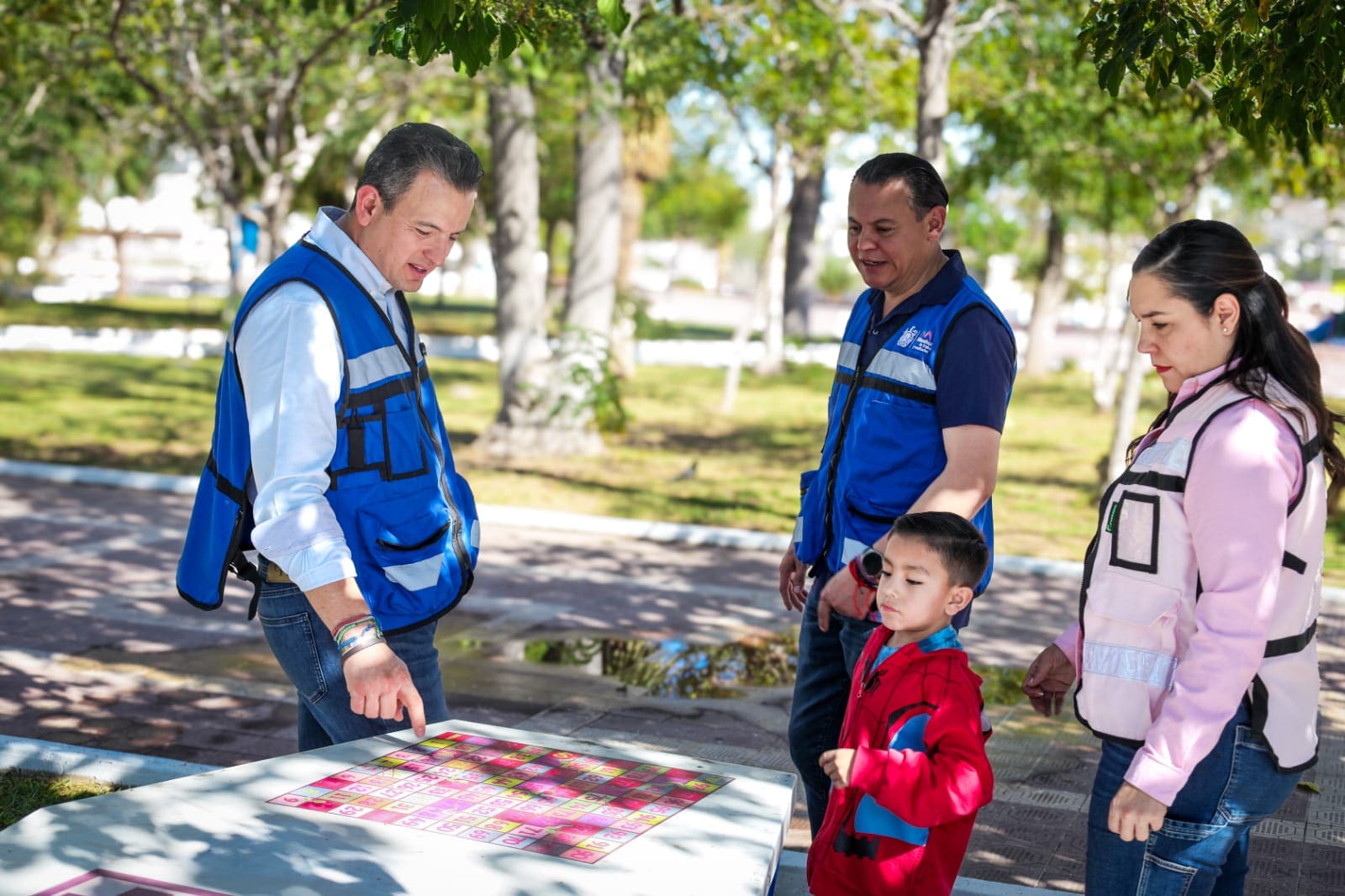 Alcalde supervisa mantenimiento al parque Santo Niño