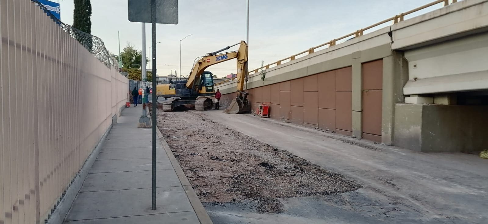 Cierran lateral de Teófilo Borunda por instalación de dren pluvial; piden extrema precaución