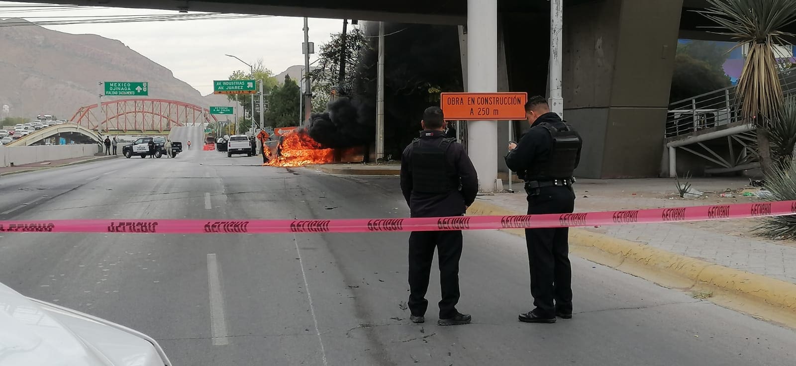 Camioneta se incendia bajo el puente de La Colón; conductor sale ilesa