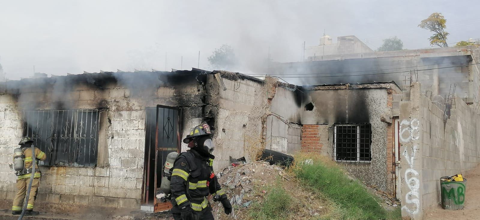 Fuerte incendio consume una vivienda en la colonia Cerro de la Cruz; familia logra salir a salvo