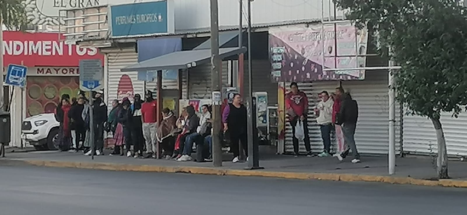 Largas filas y bajas temperaturas afectan a usuarios del transporte público en el Centro