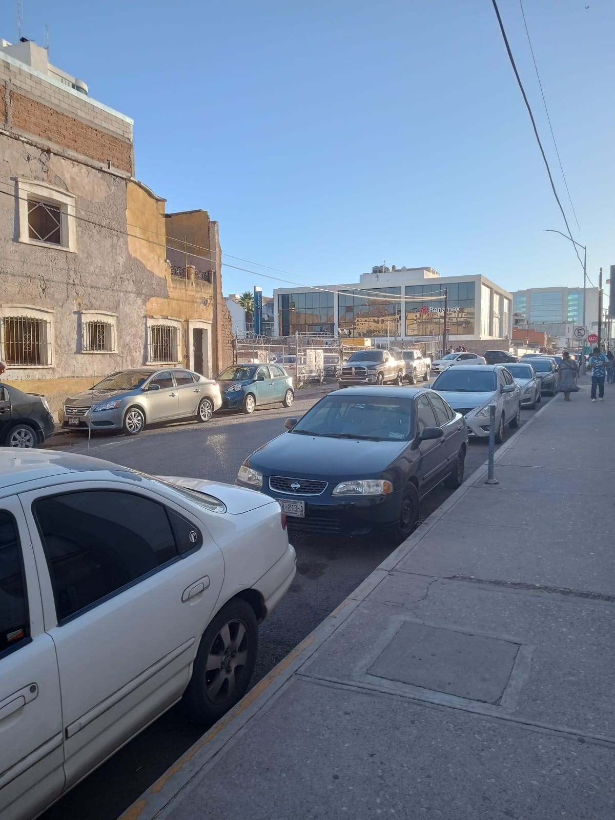 Vecinos denuncian falta de señalamiento en la calle Ángel Trías; aseguran que provoca multas injustas