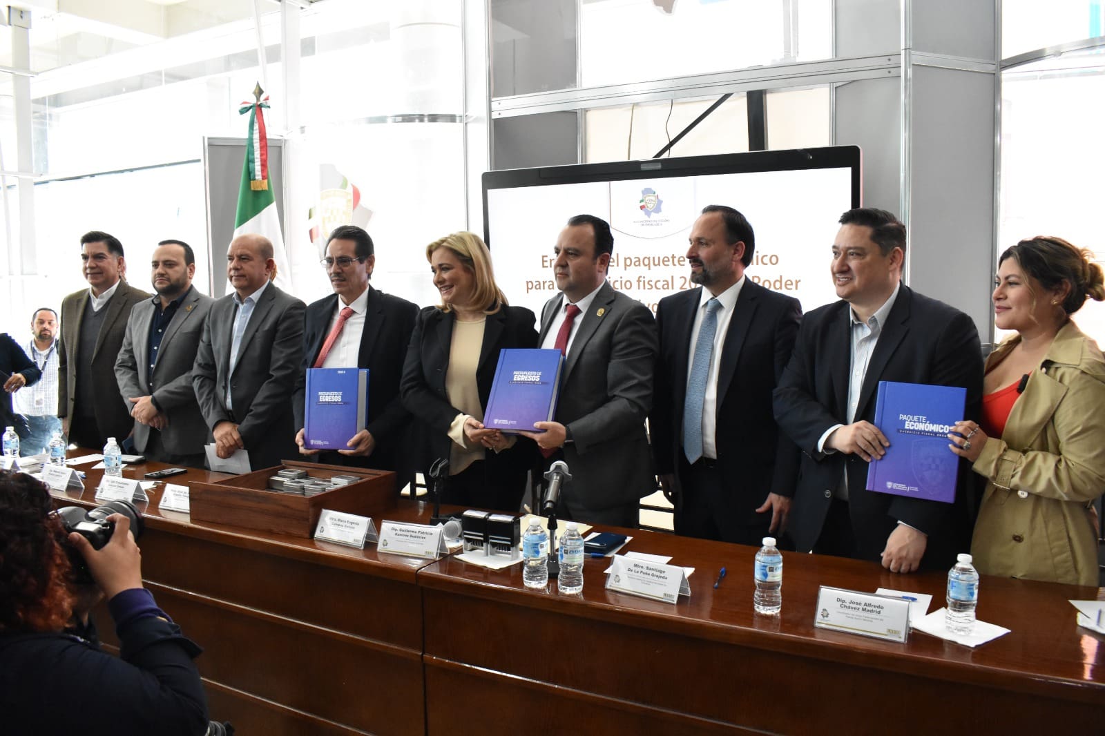 Entrega Maru el Paquete Económico 2026 al Congreso