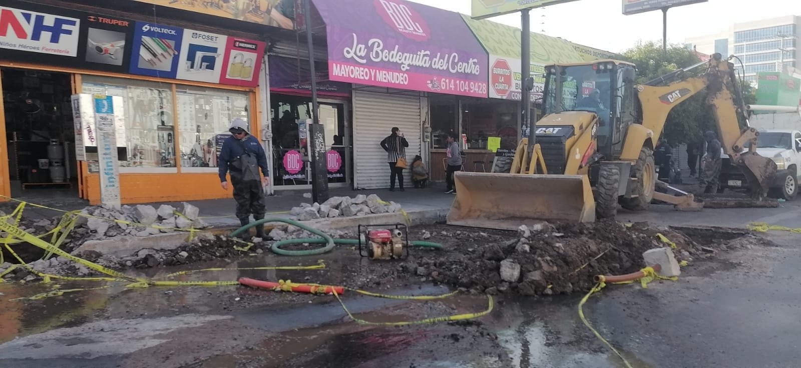Cierres y tráfico lento en el Centro por obras y fugas de agua