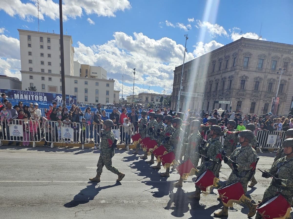 Conmemoran 115 aniversario de la Revolución Mexicana con desfile cívico-militar