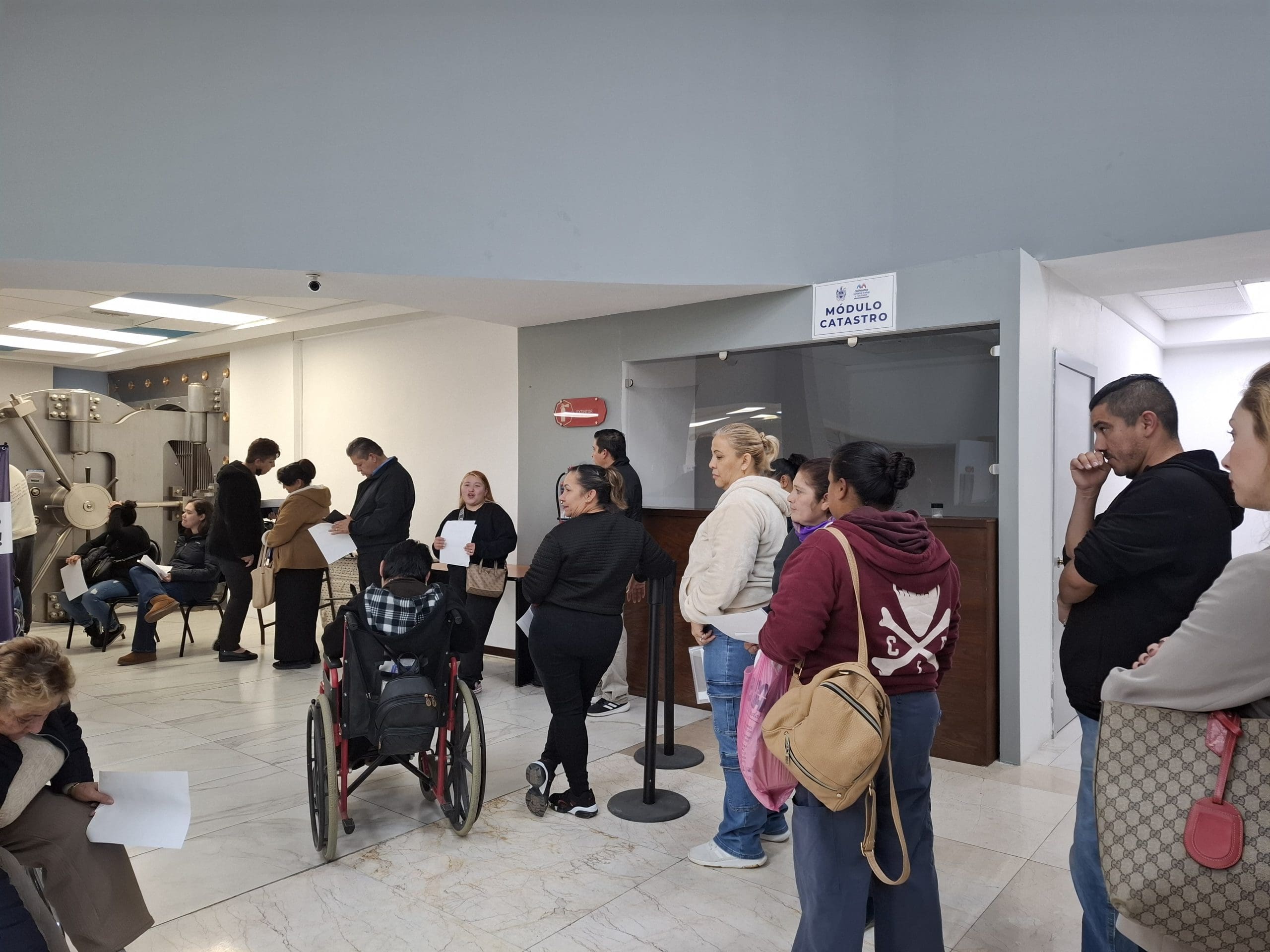 Largas filas de Contribuyentes esperando pagar el Predial en la zona centro