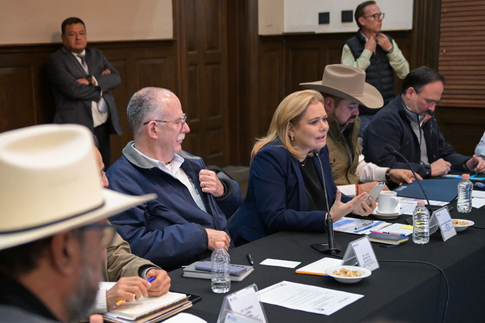 Dialogan Maru y secretario de Agricultura con productores de trigo