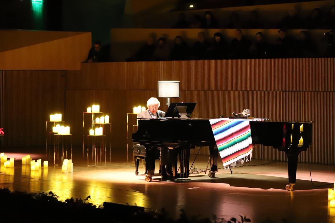 Celebra Manuel Alejandro el éxito con recital en «El Cantoral»