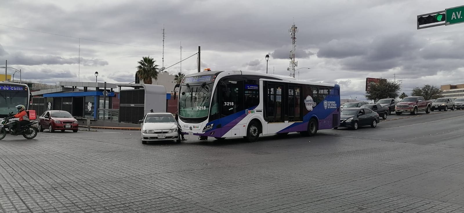 Choque provoca caos vial en Niños Héroes y Carranza