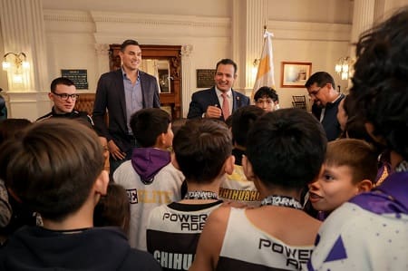 Reconoce Marco Bonilla a jóvenes deportistas; los sorprende con visita de Eduardo Nájera