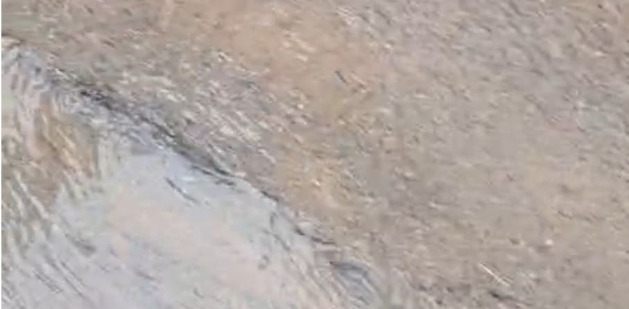 Reportan fuerte fuga de agua potable en República Mexicana y Laguna de Clavos