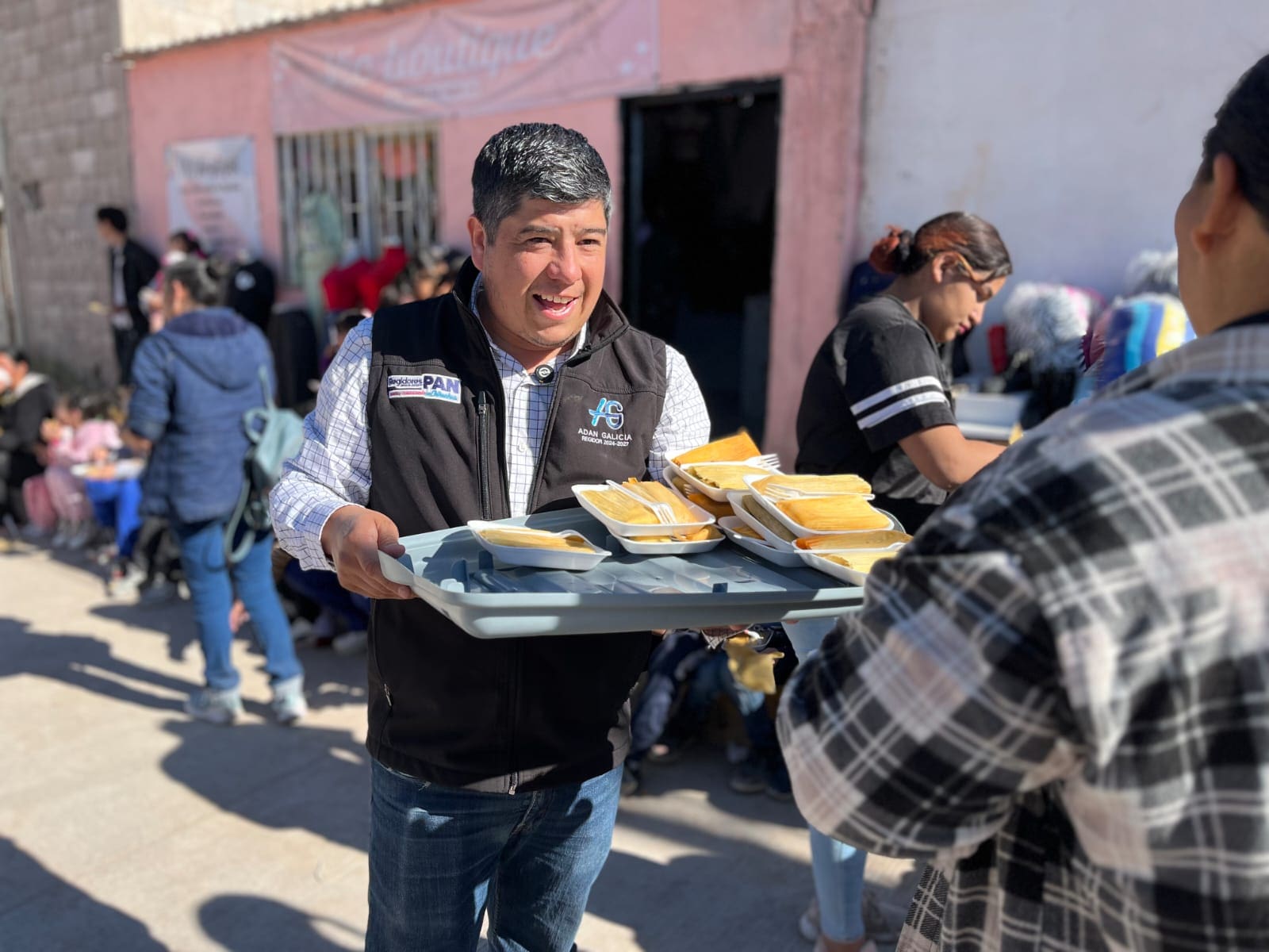 Adán Galicia crea cercanía con los vecinos; les lleva tamales por temporada navideña