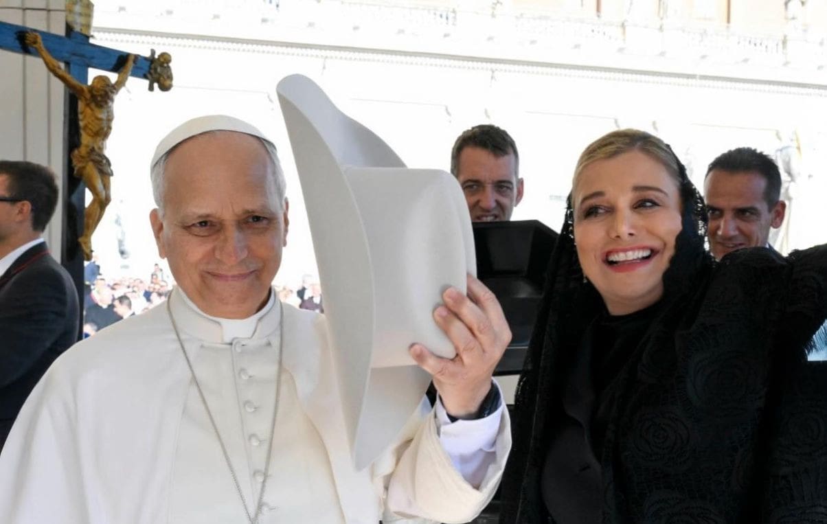 Asiste Maru Campos a reunión con el Papa León XIV