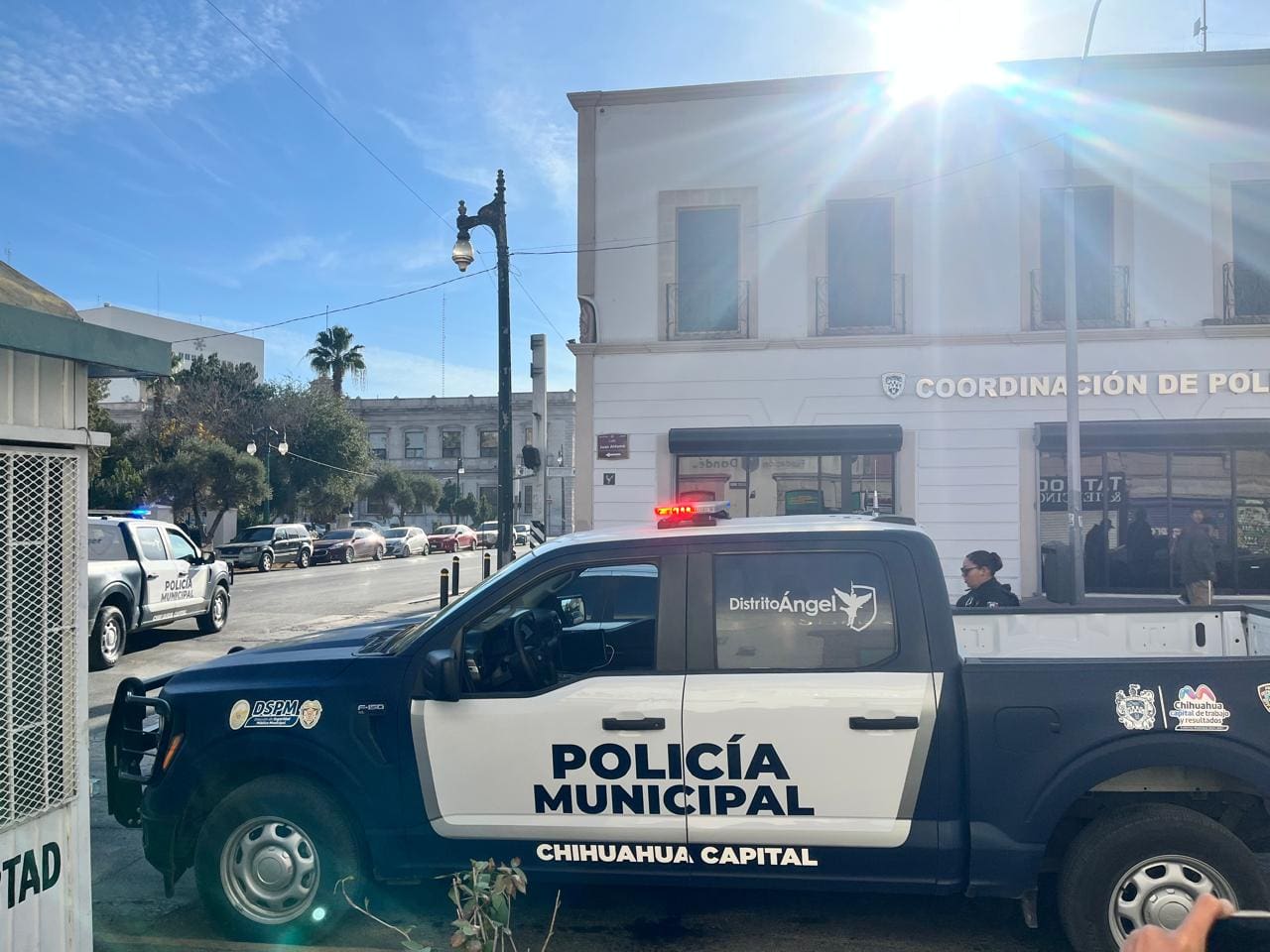 Atienden municipales a mujer en el entro ante denuncia por violencia