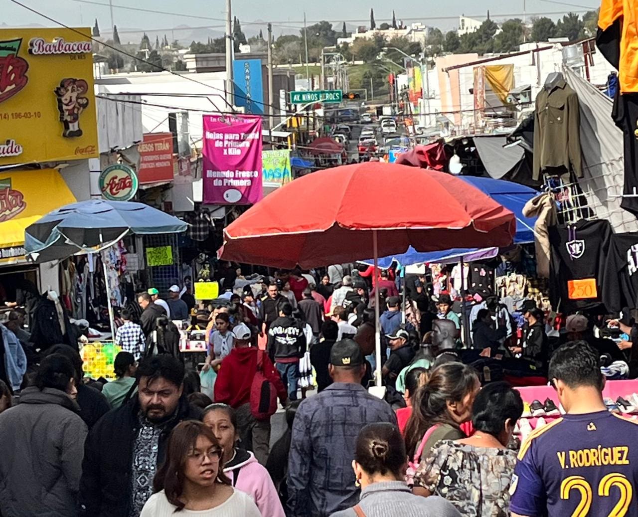 Chihuahuenses abarrotan el Centro de la ciudad para compras de último minuto