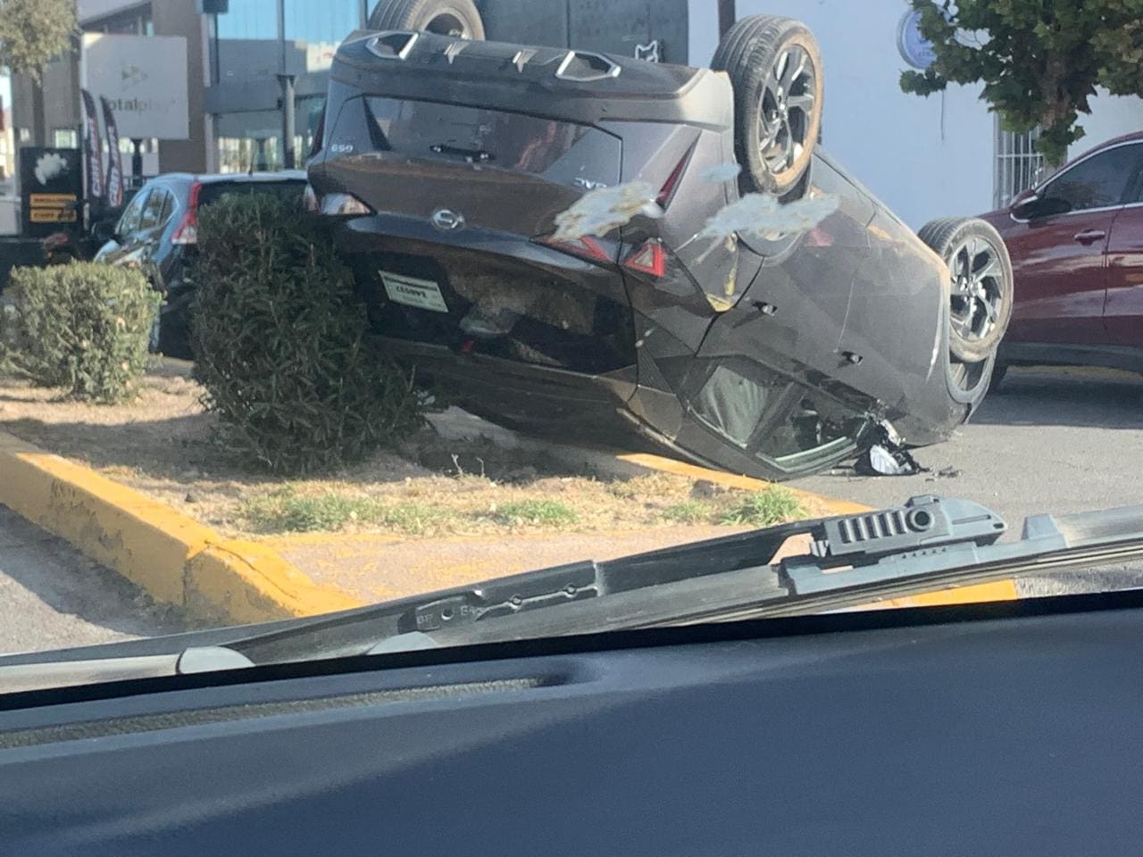Volcadura en lateral de Ortiz Mena provoca fuerte movilización