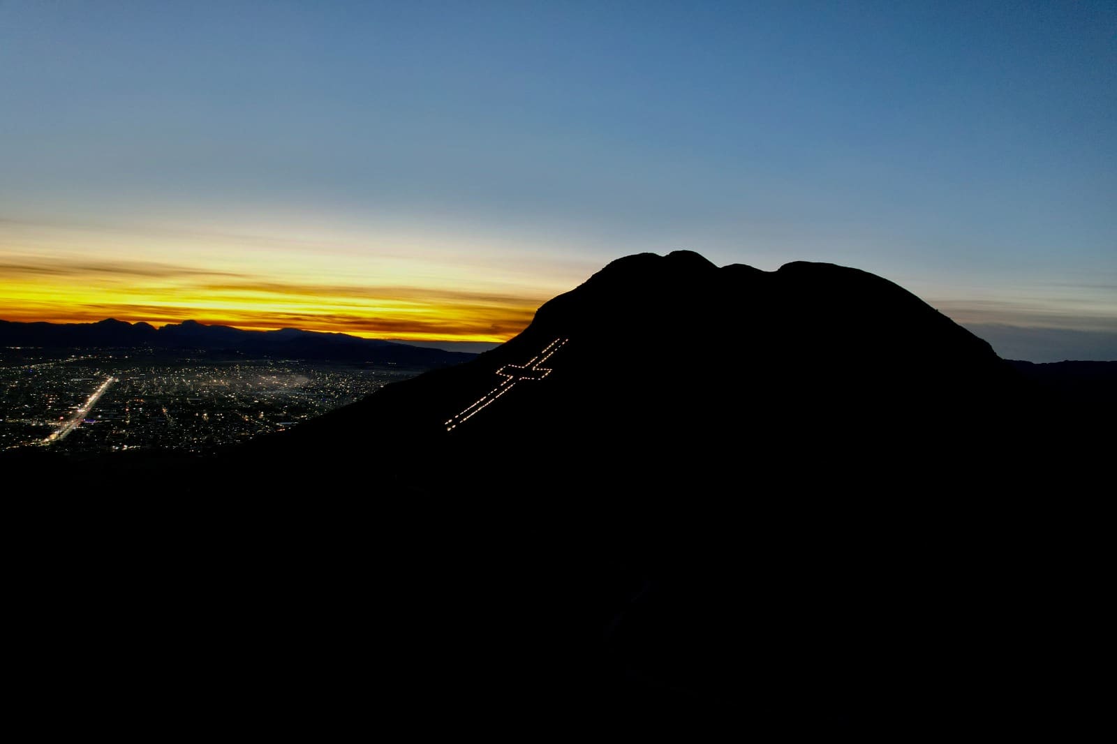 Por temporada navideña, encienden cruz del Cerro Grande