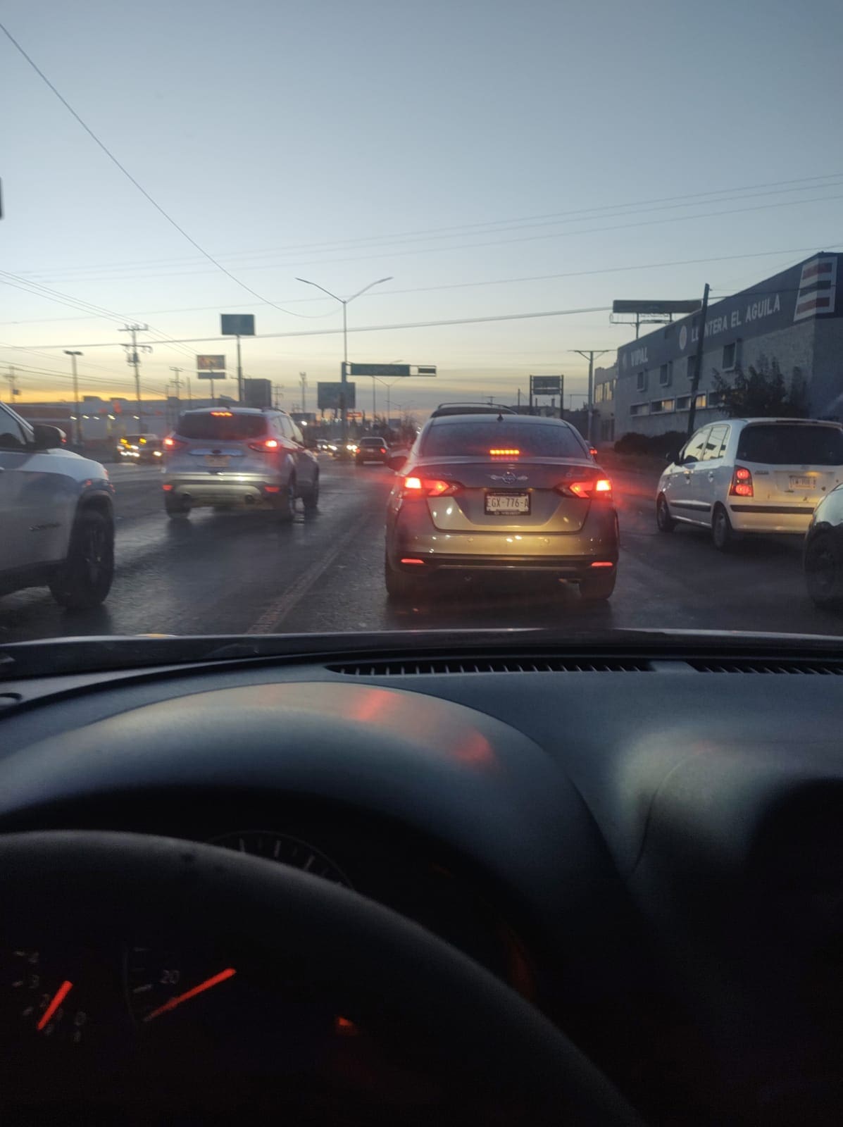 Semáforo averiado en Tecnológico y Sicomoro provoca caos vial desde el viernes