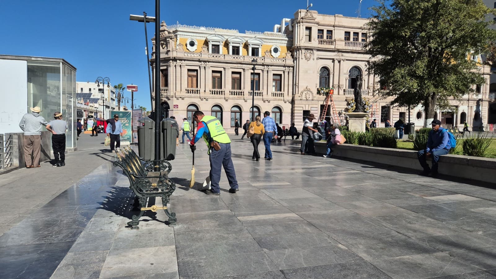 Limpian Plaza de Armas para instalación de adornos navideños