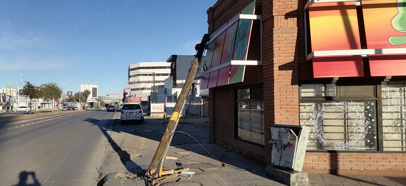 Choque derriba dos postes telefónicos en Pascual Orozco y Vallarta