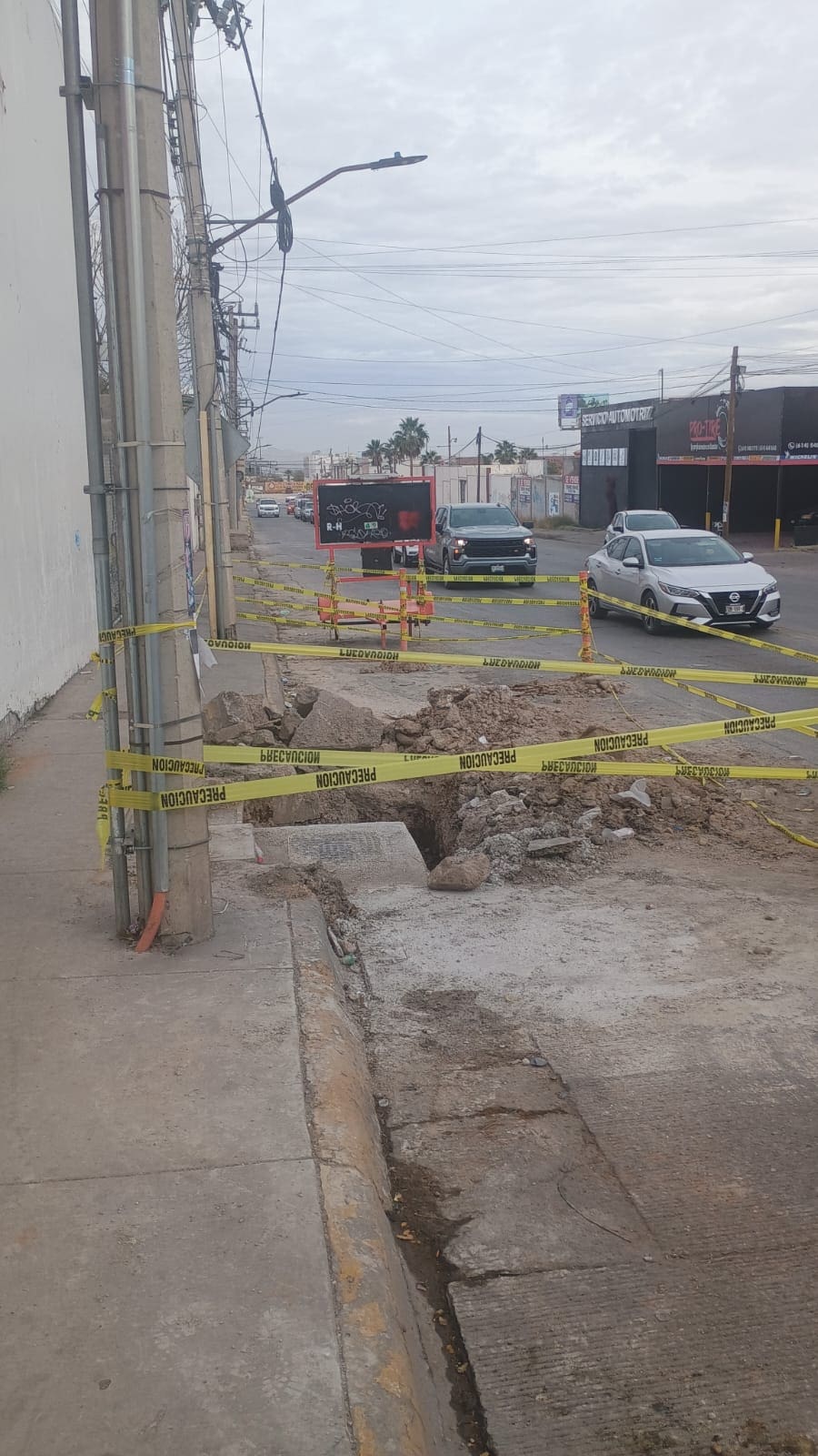Hoyo sin reparar provoca caos vial en Fuentes Mares y Nueva España