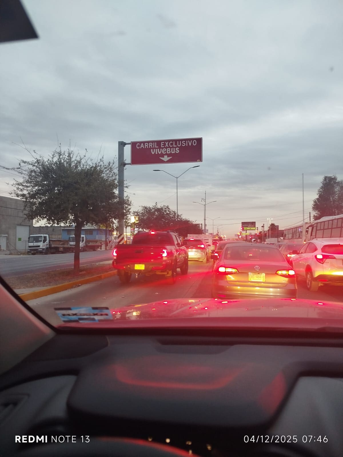 Automovilistas invaden carril exclusivo del Bowi en Tecnológico y Lucha Obrera