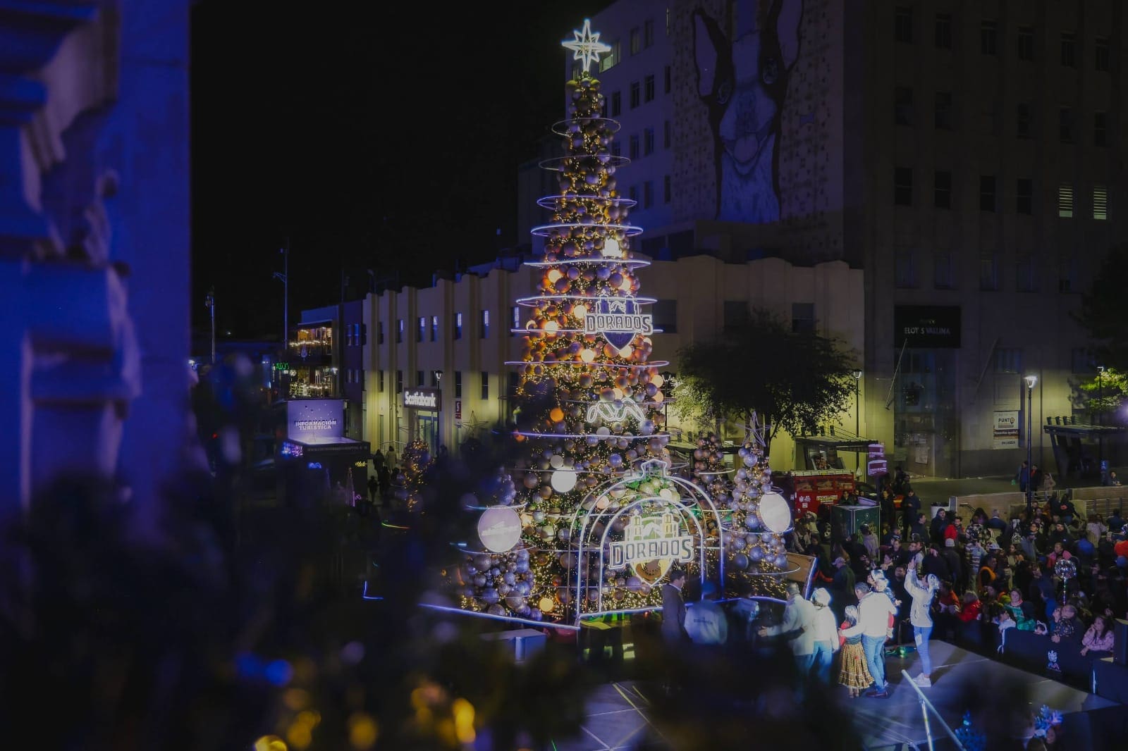 Enciende Bonilla el Árbol de Navidad en la Plaza de Armas