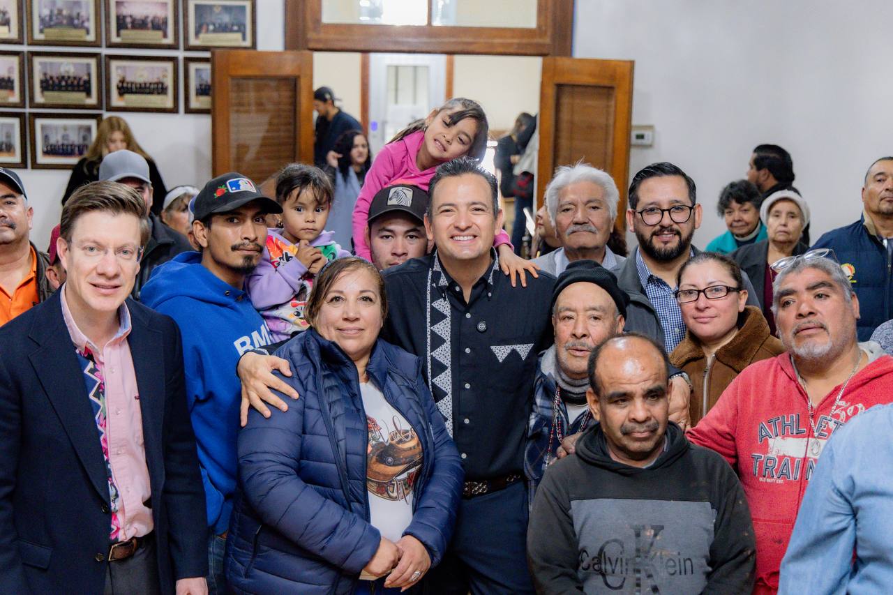 Entrega Alcalde apoyo navideño a Boleros de la Plaza de Armas