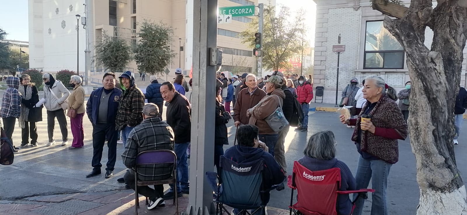 Jubilados y pensionados de la UACH bloquean calles del Centro