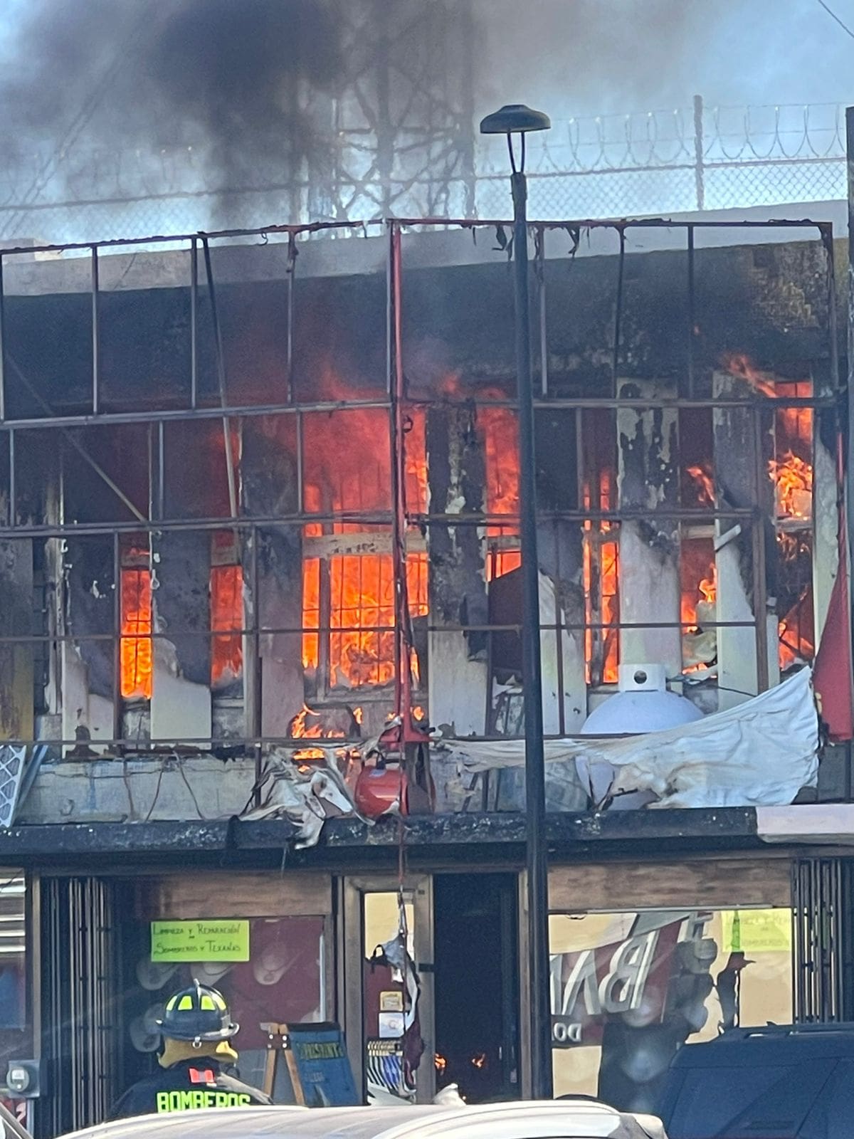 Se registra incendio en local de Juárez y Ocampo