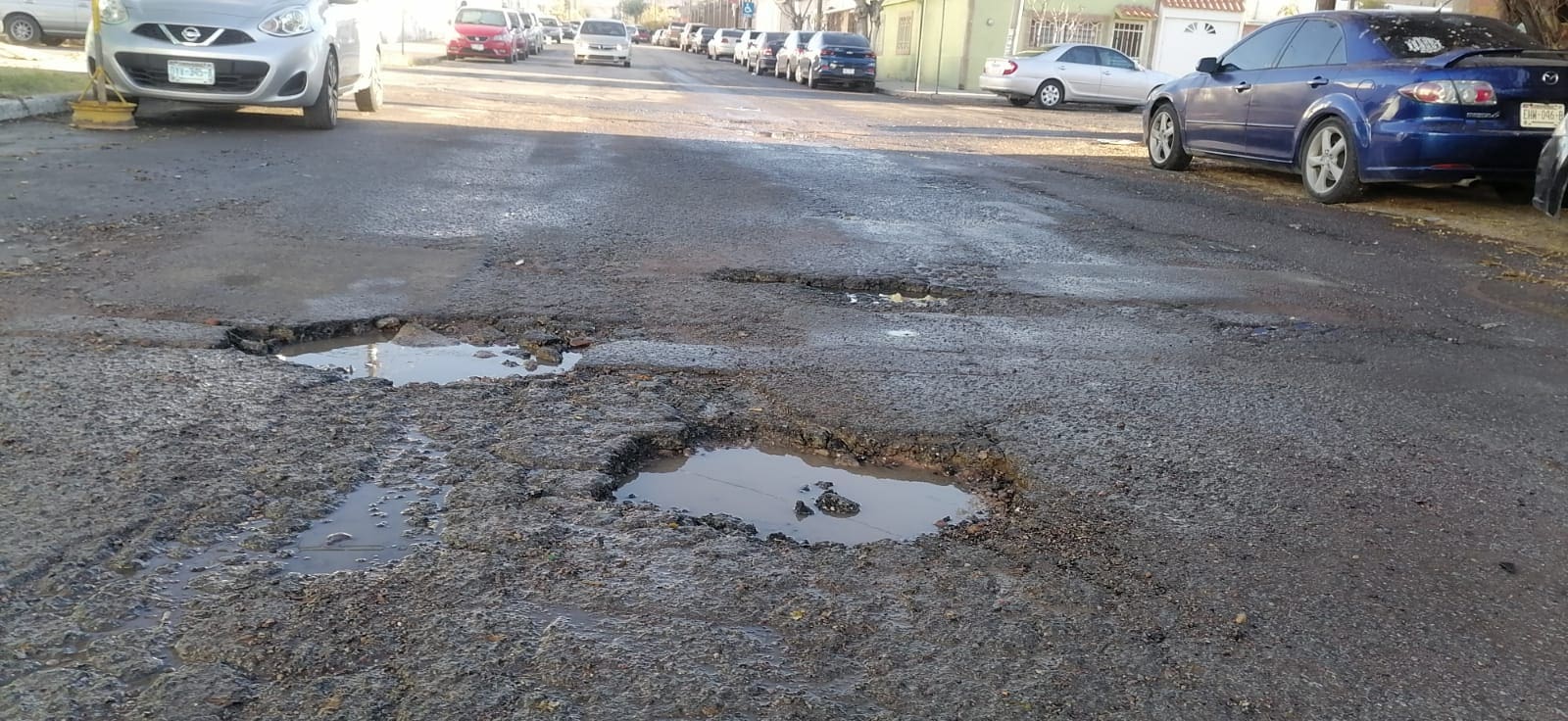 Baches y fugas convierten en “zona de riesgo” el cruce de Degollado y Calle 33