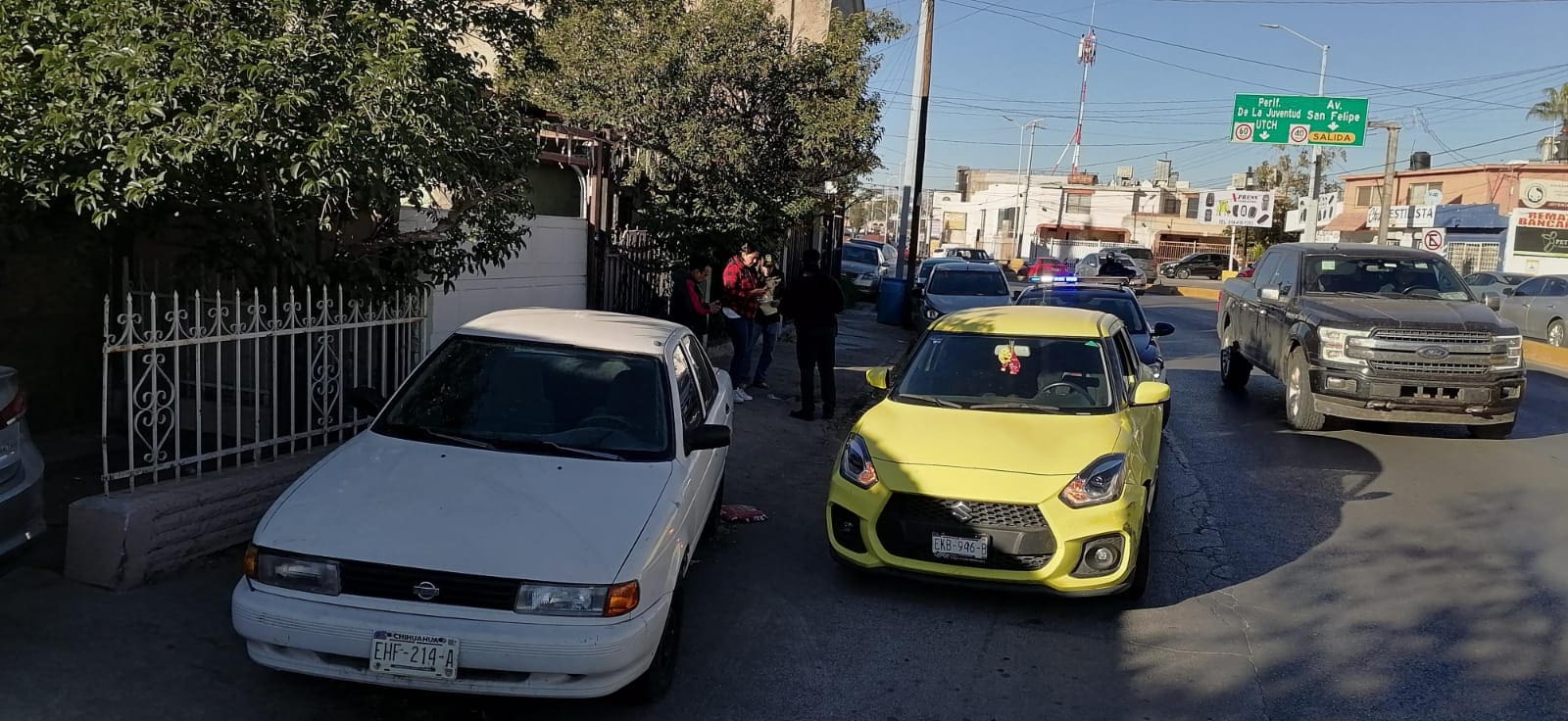 Pierde el control al salir del túnel de La Cantera y choca contra un tsuru estacionado