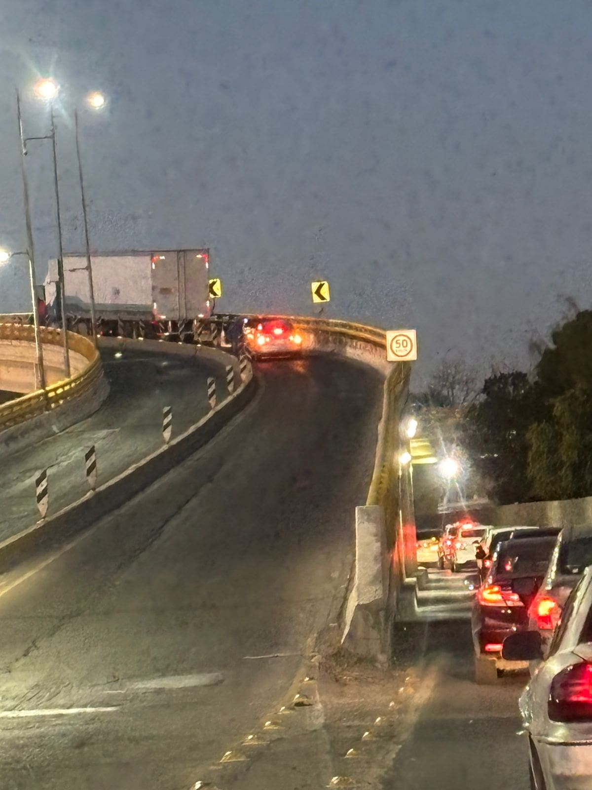 Tráiler descompuesto genera riesgo vial en puente de la Juárez