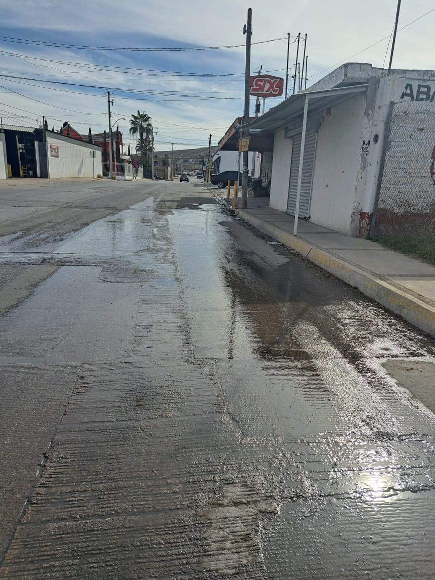 Vecinos reportan fuga constante de agua en la colonia Genaro Vázquez