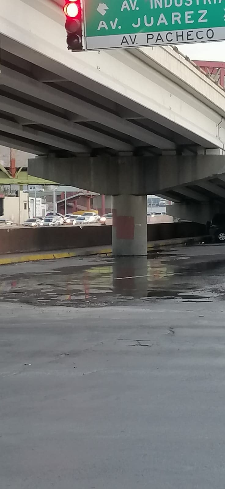 Alertan por filtración de agua y riesgo vial en cruce de Pacheco y Teófilo Borunda