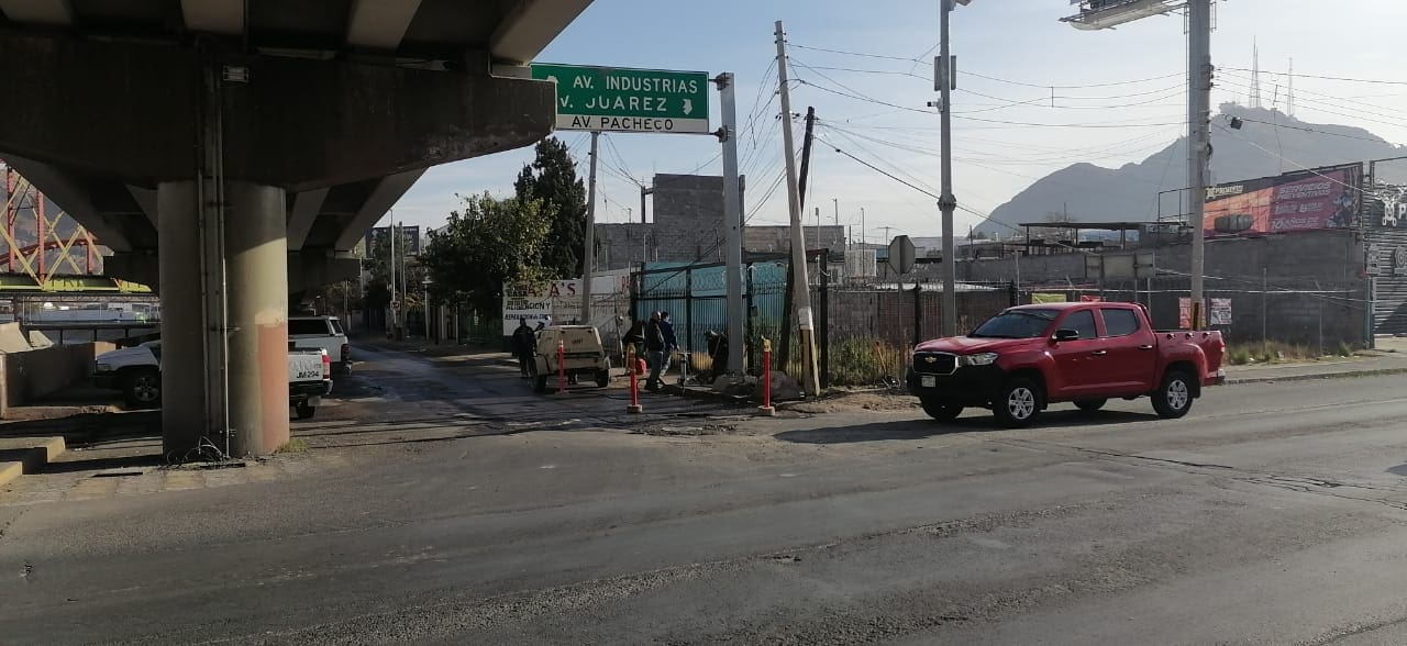 Atienden fuga de agua en Canal y Pacheco, pero persisten riesgos por cables colgantes