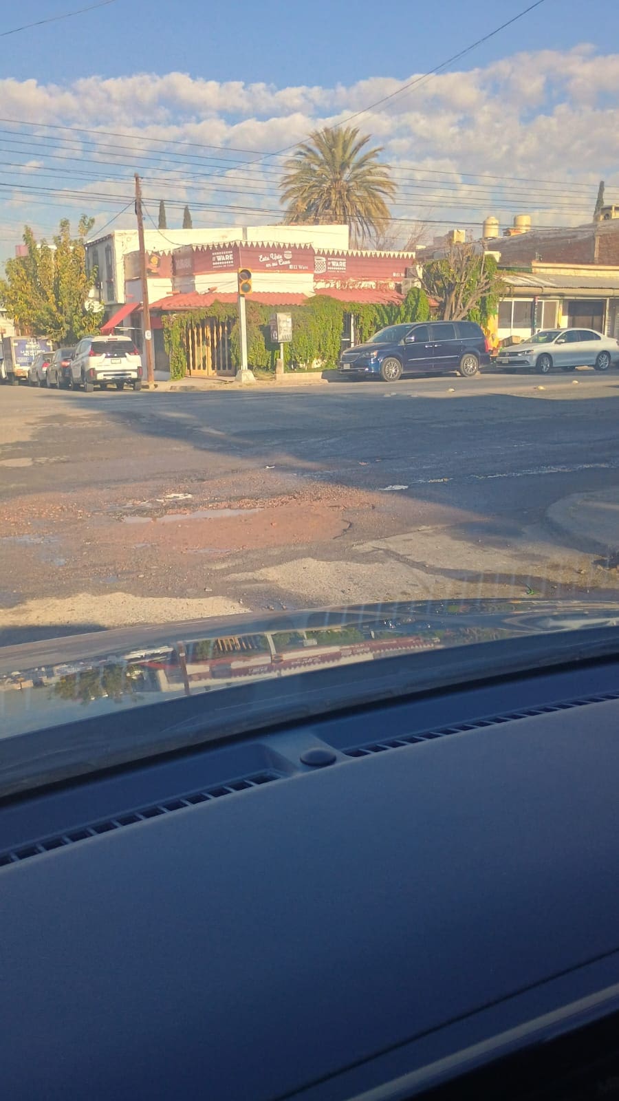 Denuncian bache en cruce de 20 de Noviembre y calle 27; representa riesgo vial