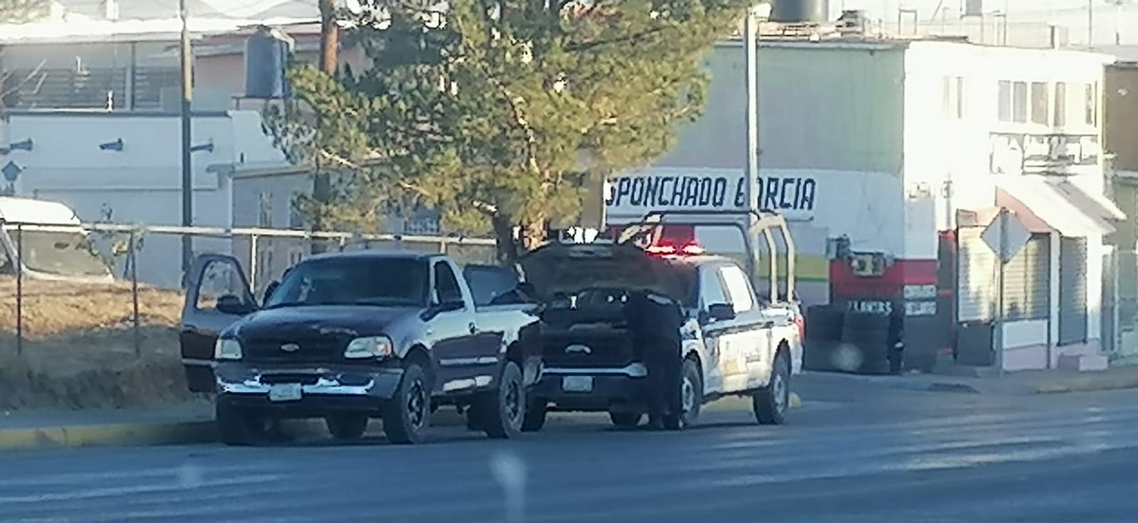 Patrulla de Vialidad queda varada en cruce de Juan Escutia y Camilo Cienfuegos