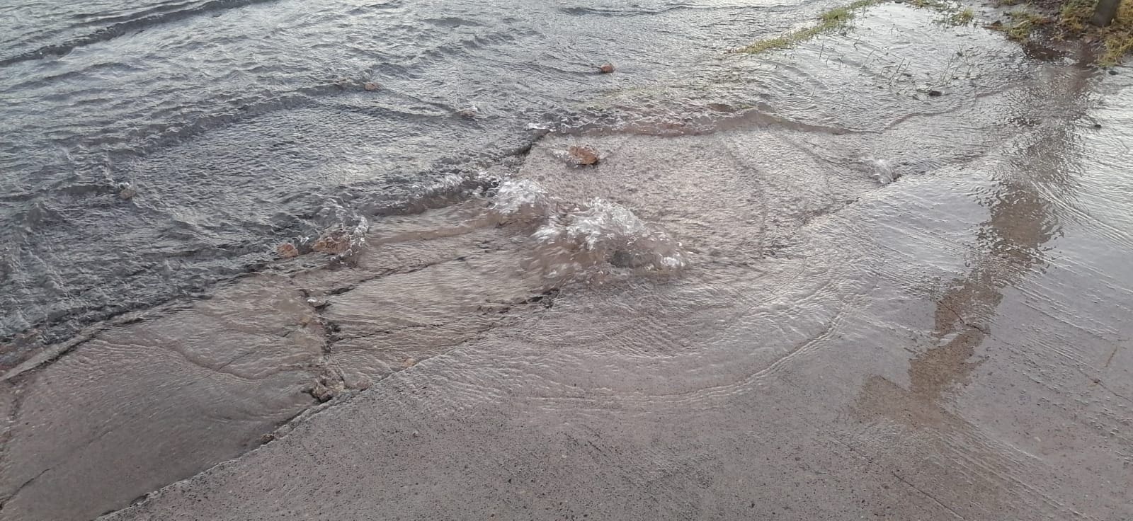 Mega fugas de agua provocan encharcamientos y daños al pavimento en avenida Vallarta
