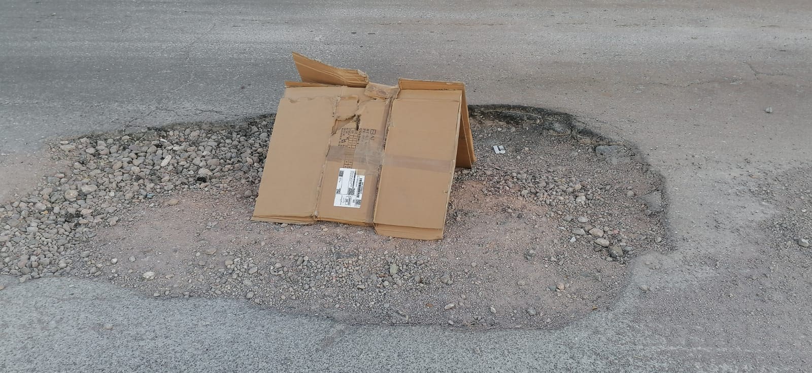 Mega bache pone en riesgo a automovilistas en avenida Zaragoza, pese a recarpeteo reciente