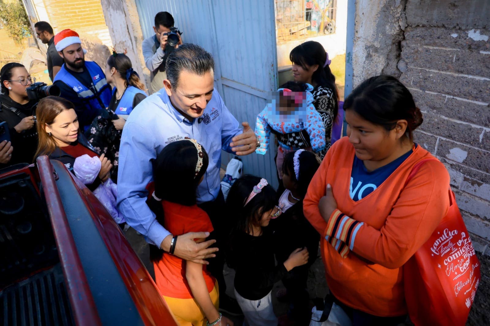 Entregan Bonilla y Karina cenas navideñas en la colonia Crucero
