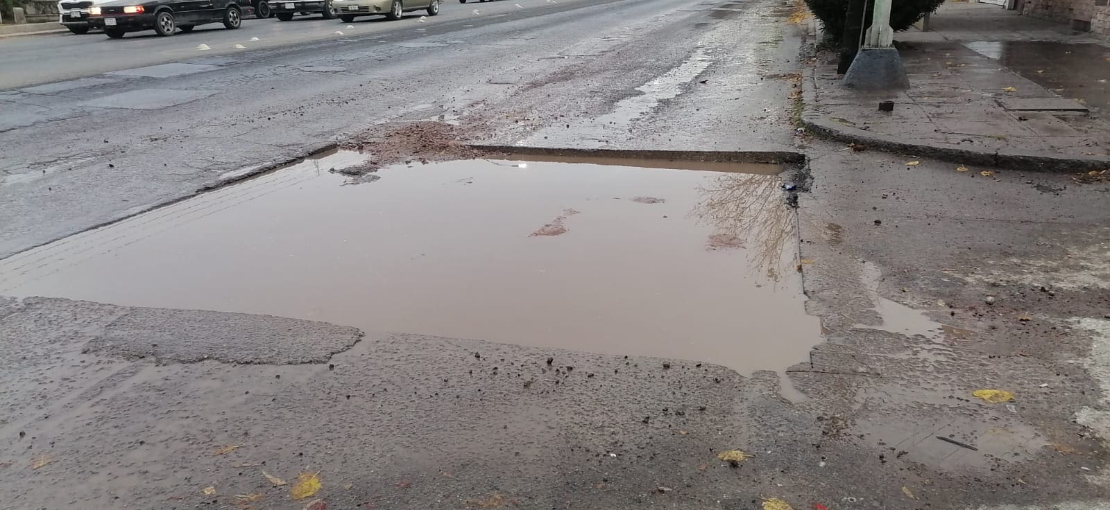 Trabajos inconclusos de la JMAS generan riesgo vial en distintos puntos de la ciudad